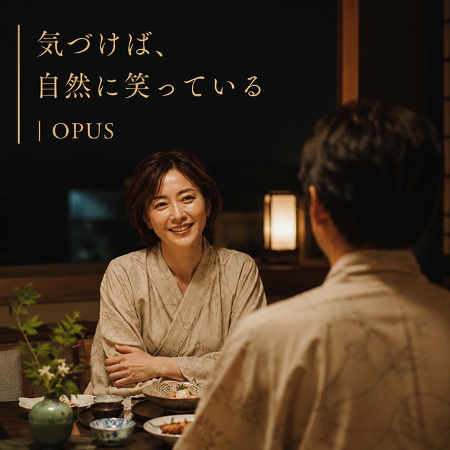 旅館の夕食で自然な笑顔を見せる女性