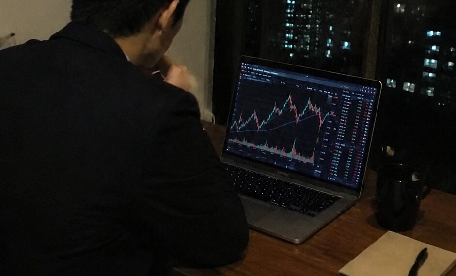 夜に金融市場や世界情勢を分析するNOA