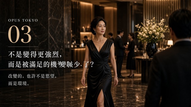 優雅的40歲女性走過飯店大廳